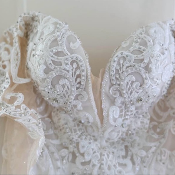 Exquisite White Embellished Wedding Dress - Picture 1 of 8